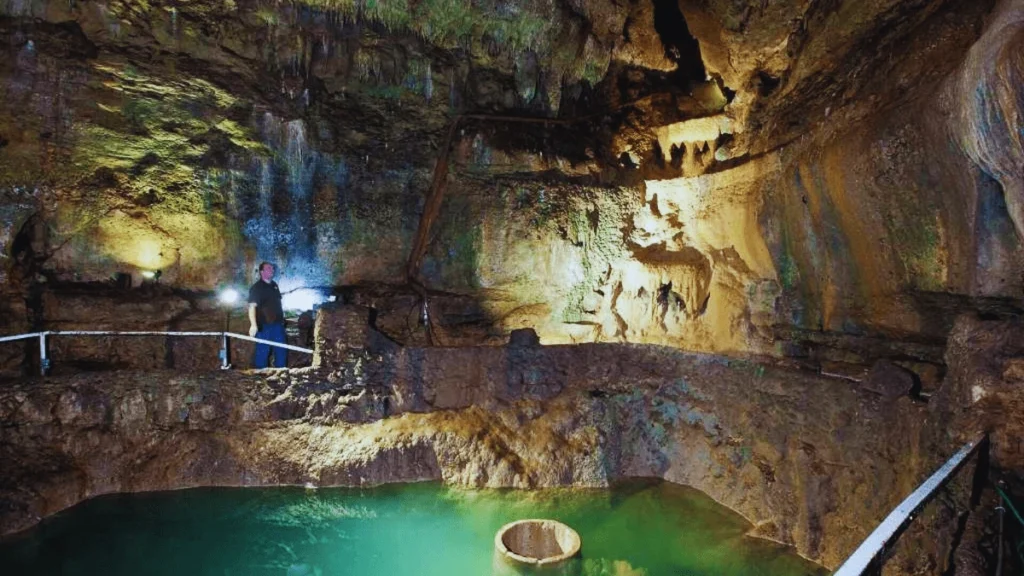 Cascade Caverns